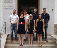 Team Reiseservice Bayern: 7 Personen vor dem Eingang des Dienstgebäudes in Vohenstrauß